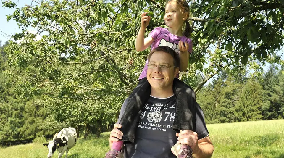 Früchte vom Baum naschen - © Landsichten.de, Susanne Mölle im Urlaub auf dem Kinderhof am Bodensee Früchte vom Baum naschen
