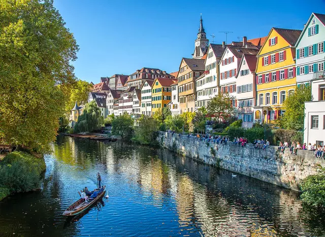 im Urlaub auf der Schwäbischen Alb Tübingen besichtigen und einen Fahrt mit dem Stocherkahn auf dem Neckar machen