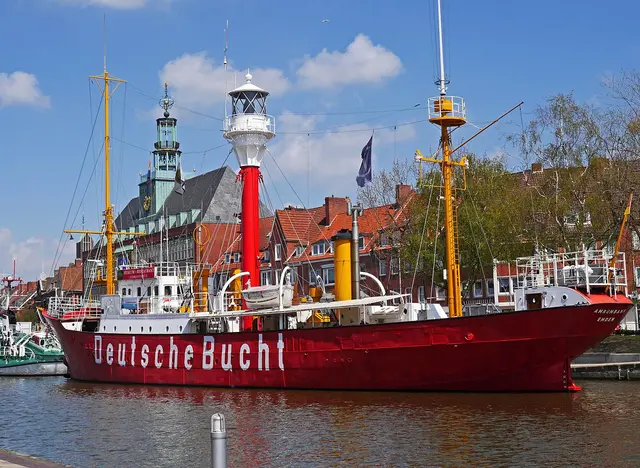 Feuerschiff in Emden - © Pixabay.com, Erich Westendarp im Urluab an der Nordsee die Stadt Emden mit Hafen und Rathaus besuchen