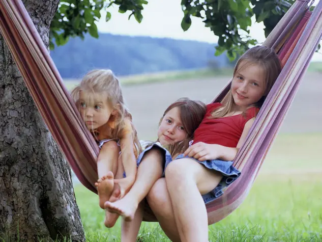 Auszeit in der Hängematte - © B. Neumann, Landurlaub in Thüringen Während eines Urlaubs im Ferienlager in Thüringen verreisen Kinder ohne Eltern.