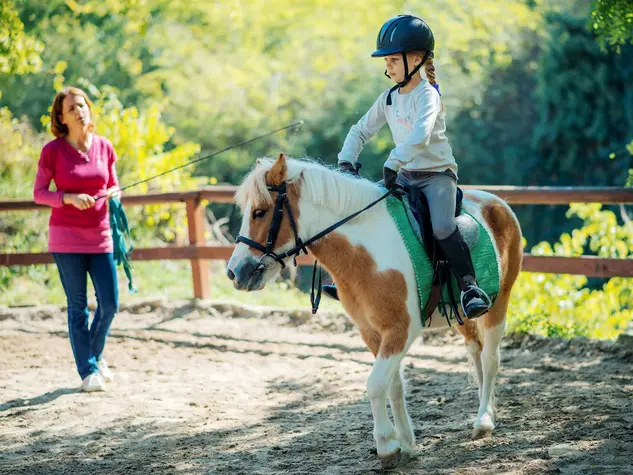 im Urlaub auf dem Reiterhof erhalten Kinder Reitunterricht