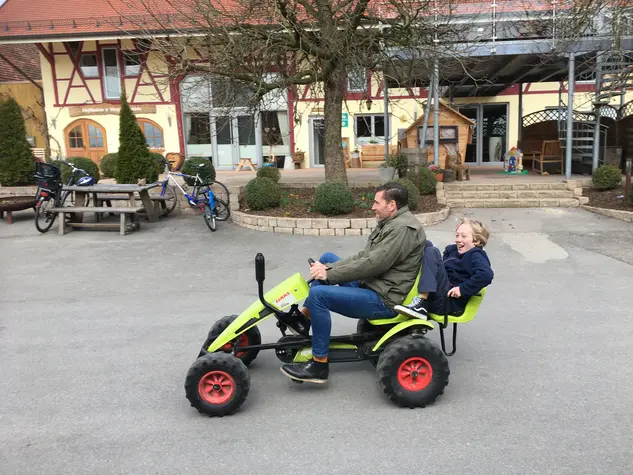 Mit Kettcar über den Bauernhof - © Landtourismus Marketing GmbH, Mit dem Kettcar über den Erlebnishof Dreher.