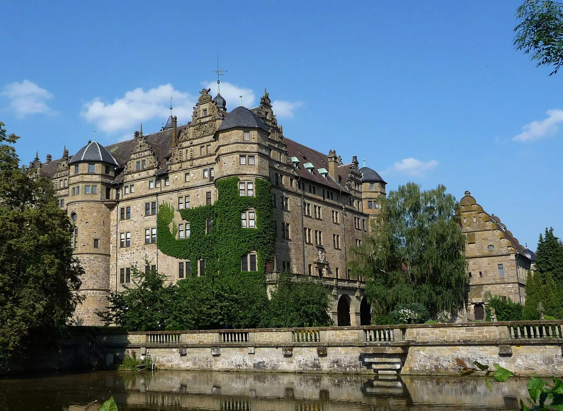 im Urlaub in Hohenlohe das Renaissance-Schloss Neuenstein besuchen, das als Wasserburg in Neuenstein gebaut wurde