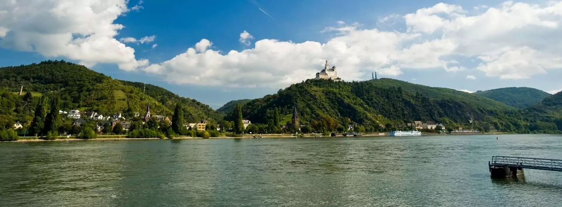 im Urlaub am Mittelrhein die Marksburg bestaunen, die einzige unzerstörte Höhenburg in der UNESCO-Welterbe Kulturlandschaft Oberes Mittelrheintal.