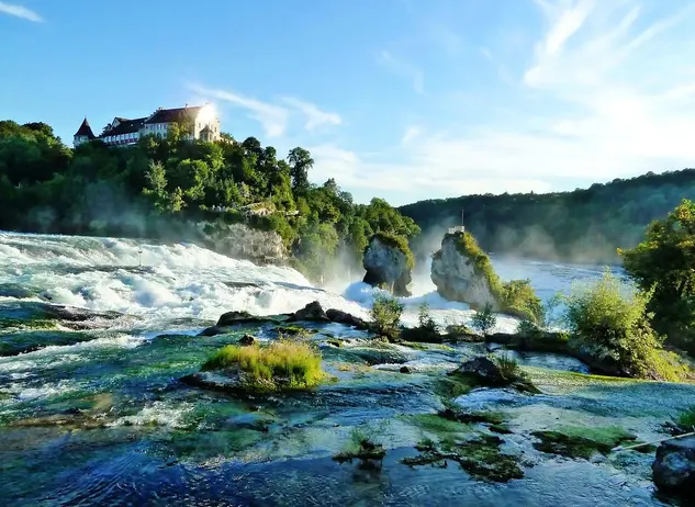 im Bodensee Urlaub einen Ausflug zum Rheinfall in Schaffhausen in der Schweiz unternehmen. Nicht weit vom Bodensee entfernt, ist der Rheinfall einer der größten und wasserreichsten Wasserfälle Europas.