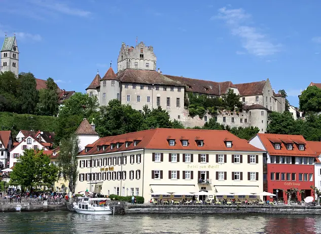 Die Stadt Meersburg liegt direkt am Bodensee und ist umgeben von Weinbergen. Im Urlaub am Bodensee die Burg Meersburg und das Neue Schloss besichtigen