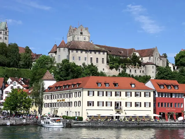 Meersburg am Bodensee - © Pixabay.de, Viola Die Stadt Meersburg liegt direkt am Bodensee und ist umgeben von Weinbergen. Im Urlaub am Bodensee die Burg Meersburg und das Neue Schloss besichtigen
