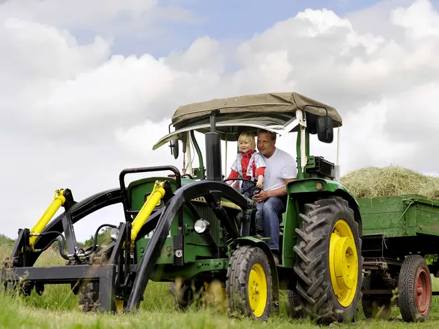 Bei einem Urlaub auf dem Bauernhof in Thüringen können Kinder auf dem Traktor mitfahren.