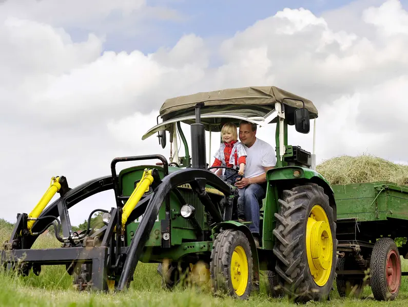 Selber Traktor fahren im Bauernhofurlaub im Sauerland
