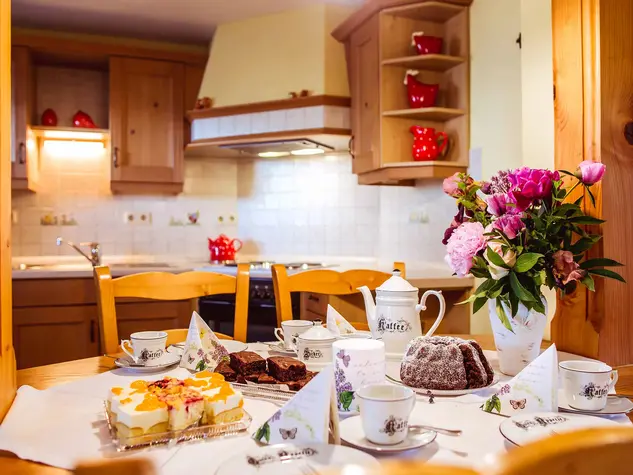 Gedeckter Kaffeetisch in der Küche - © Adrian Liebau, Landurlaub in Thüringen im Urlaub in der Ferienwohnung mit frischem Kuchen den Kaffee genießen
