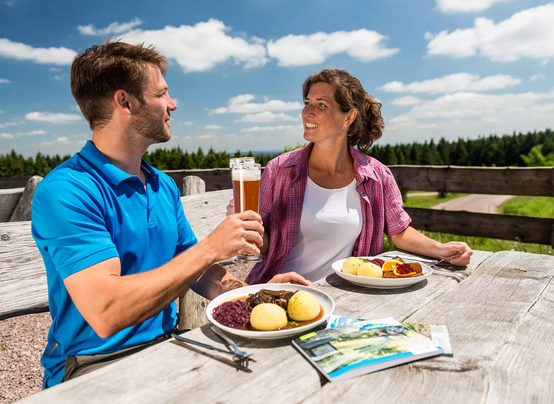 Wanderpause mit Thüringer Klößen - © Regionalverbund Thüringer Wald e.V., Dominik Ketz beim Wandern in Thüringen eine Pause einlegen und zu Thüringer Klößen in einen Landgasthof einkehren