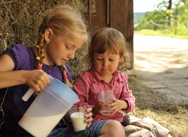 im Urlaub auf dem Bauernhof im Odenwald frische Milch trinken