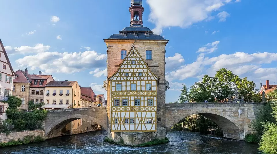 Altes Rathaus über der Regnitz in Bamberg - © Pixabay.de, TMA im Urlaub in Bamberg über die Obere Brücke über die Regnitz zum Alten Rathaus spazieren