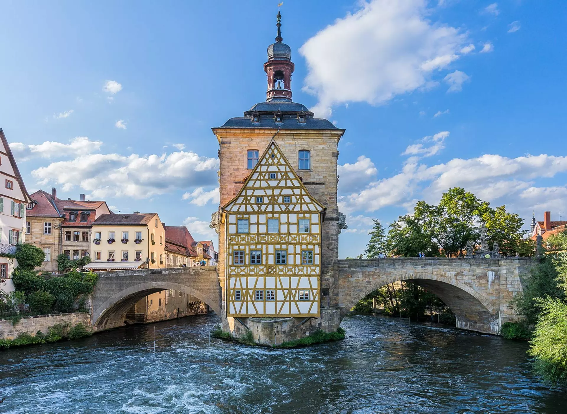 Altes Rathaus über der Regnitz in Bamberg - © Pixabay.de, TMA im Urlaub in Bamberg über die Obere Brücke über die Regnitz zum Alten Rathaus spazieren