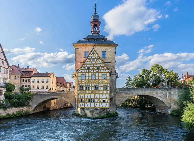 im Urlaub in Bamberg über die Obere Brücke über die Regnitz zum Alten Rathaus spazieren