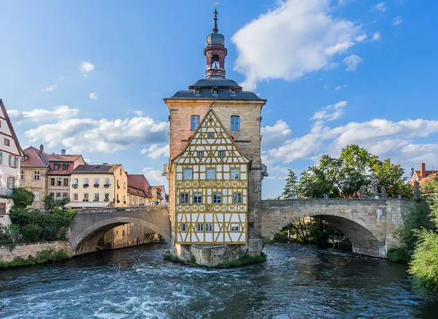 Altes Rathaus über der Regnitz in Bamberg - © Pixabay.de, TMA im Urlaub in Bamberg über die Obere Brücke über die Regnitz zum Alten Rathaus spazieren