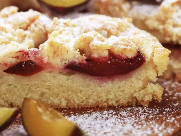 Thüringer Blechkuchen - © ajafoto,iStockphoto.com im Urlaub in Thüringen ein Hofcafe besuchen und Thüringer Blechkuchen verkosten