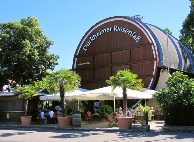 im Urlaub auf dem Weingut in der Pfalz das größte Weinfass der Welt in Bad Dürkheim bestaunen