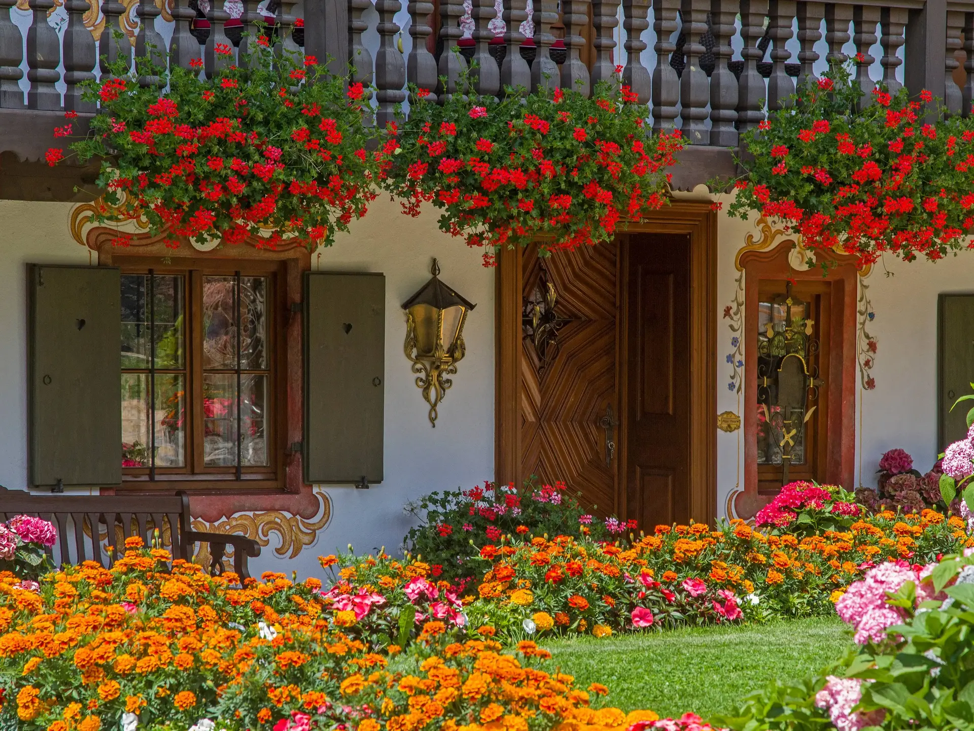 Ein Bauernhof in Bayrischzell mit buntem Blumenschmuck