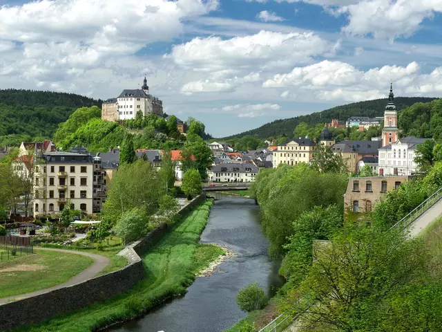 im Urlaub in Thüringen die Stadt Greiz mit dem Oberen Schloss und Unteren Schloss besuchen