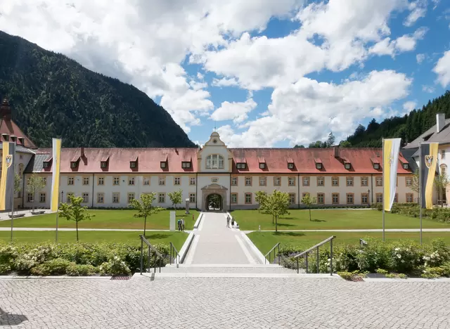 im Urlaub an der Zugspitze das Kloster Ettal besuchen