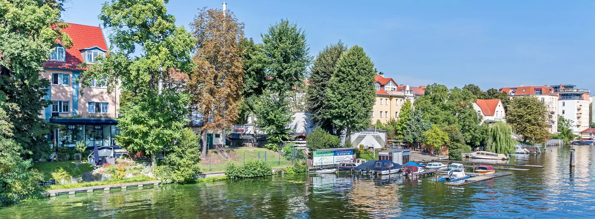 Dahme Fluss in Berlin mit Bootsanlegestelle 