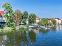 Dahme Fluss in Berlin mit Bootsanlegestelle 