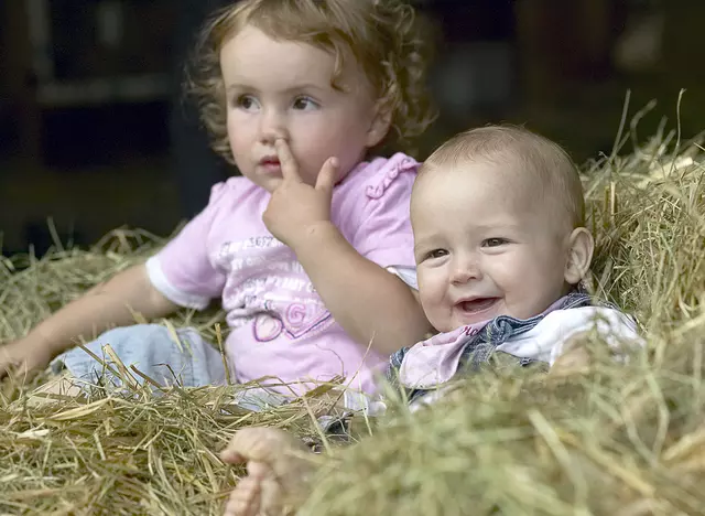im Urlaub auf dem Kinderhof erleben Familie mit Babys und Kleinkindern den Bauernhof
