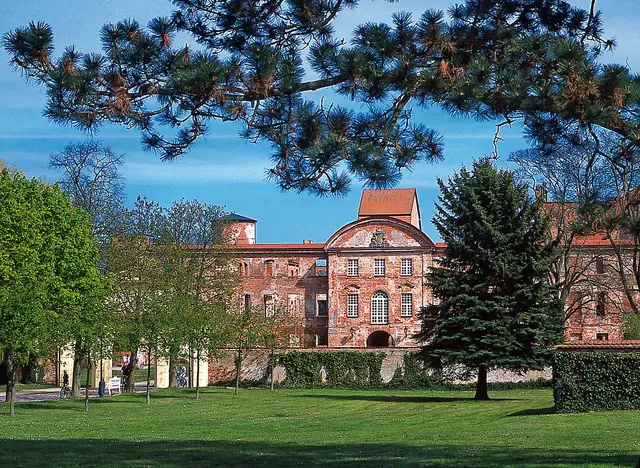 im Urlaub auf dem Bauernhof die Mecklenburgische Schweiz entdecken und das Kloster mit Schloss in Dargun besuchen