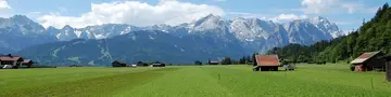 im Urlaub auf dem Bauernhof an der Zugspitze das herrliche Alpenpanorama genießen