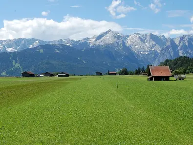 im Urlaub auf dem Bauernhof an der Zugspitze das herrliche Alpenpanorama genießen