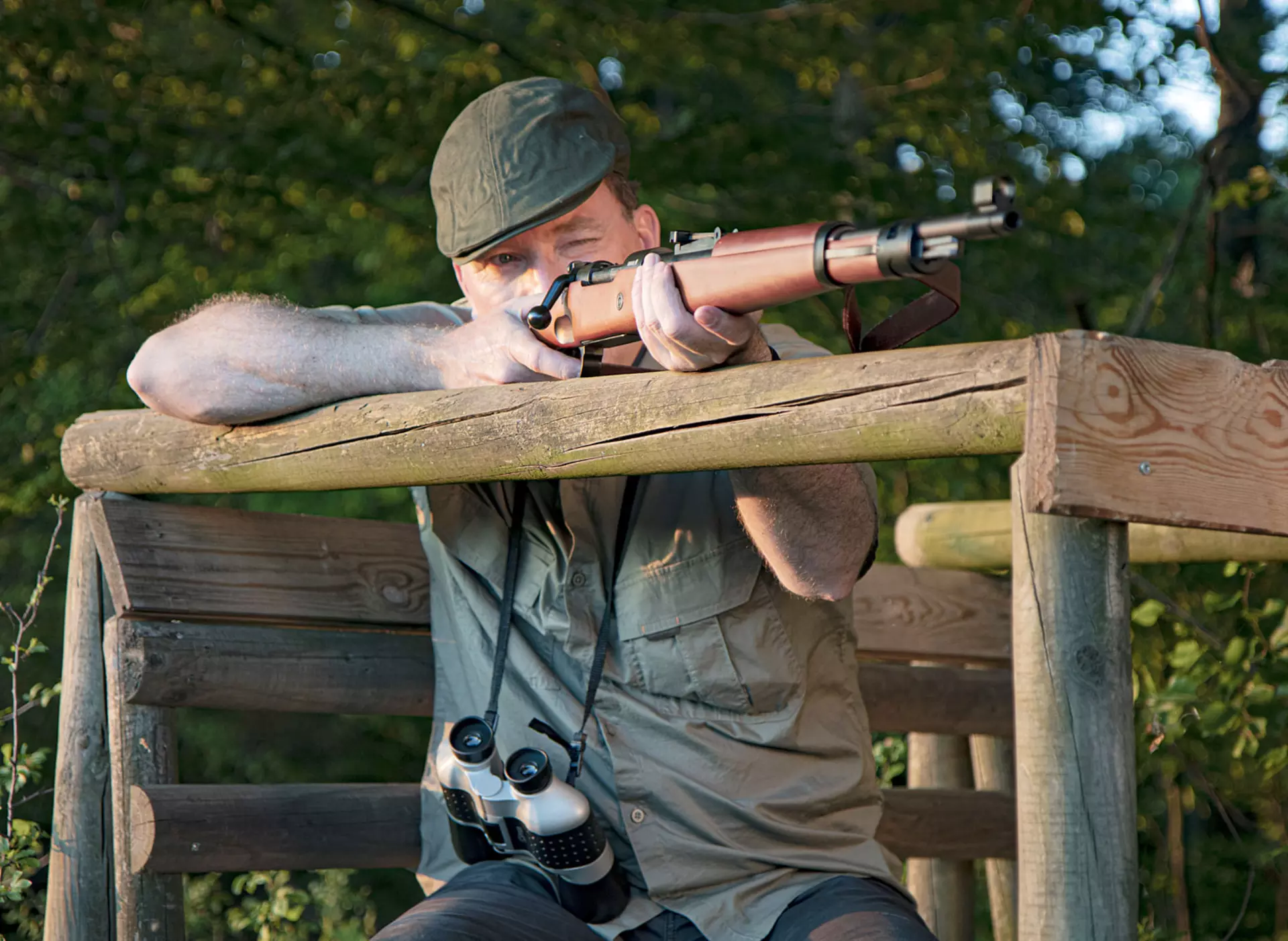 Jäger auf dem Hochsitz - © Pixabay.com, Pascal Beckmann im Urlaub auf dem Bauernhof auf die Jagd gehen