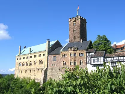 Die Wartburg hoch über der Stadt Eisenach am westlichen Ende des Thüringer Waldes ist die berühmteste aller Burgen in Thüringen.