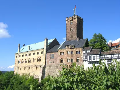 Wartburg in Eisenach - © Wartburg Stiftung Eisenach, Die Wartburg hoch über der Stadt Eisenach am westlichen Ende des Thüringer Waldes ist die berühmteste aller Burgen in Thüringen.