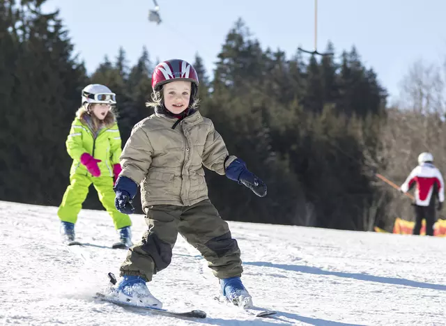 im Winterurlaub mit Kindern auf dem Bauernhof im Schwarzwald einen Kinderskikurs besuchen