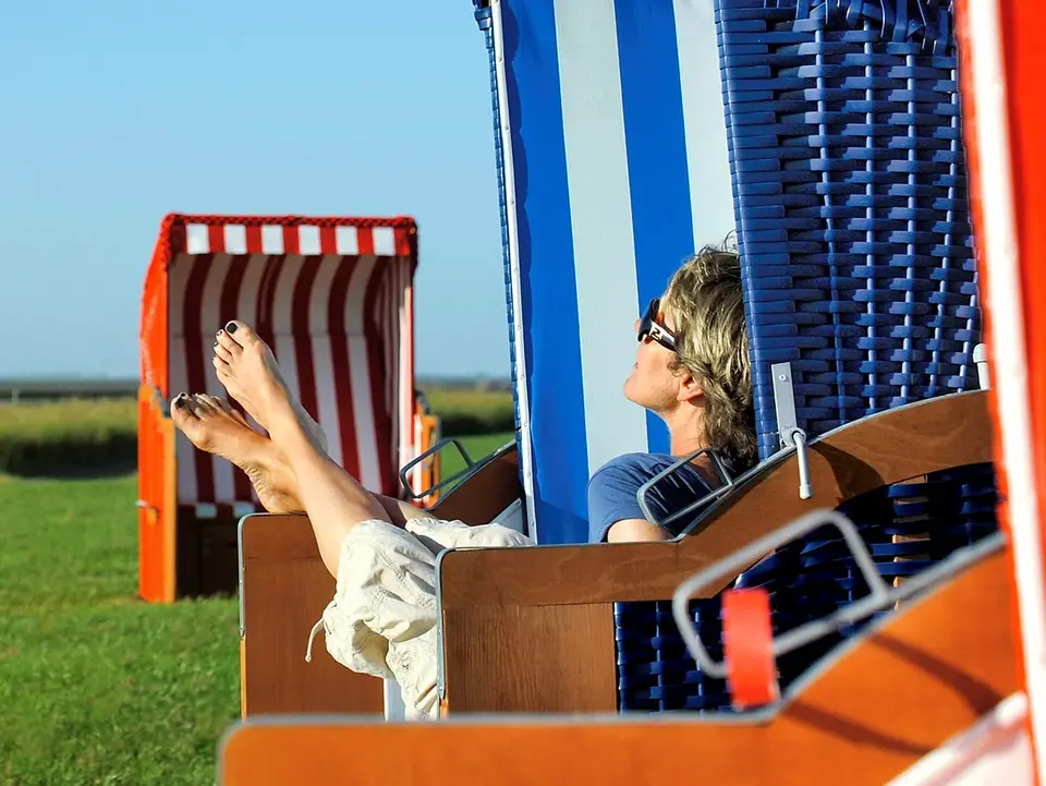 Im Strandkorb die Sonne genießen - © Dithmarschen Tourismus e. V., photocompany im Landurlaub in Dithmarschen im Strandkorb entspannen