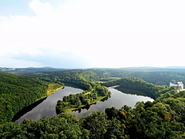 im Urlaub an den Saaletalsperren einen Ausflug zu Schloss Burgk unternehmen und den herrlichen Ausblick genießen