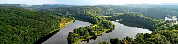Schloss Burgk am Bleiloch-Stausee - © Joachim Negwer, Thüringer Tourismus GmbH im Urlaub an den Saaletalsperren einen Ausflug zu Schloss Burgk unternehmen und den herrlichen Ausblick genießen