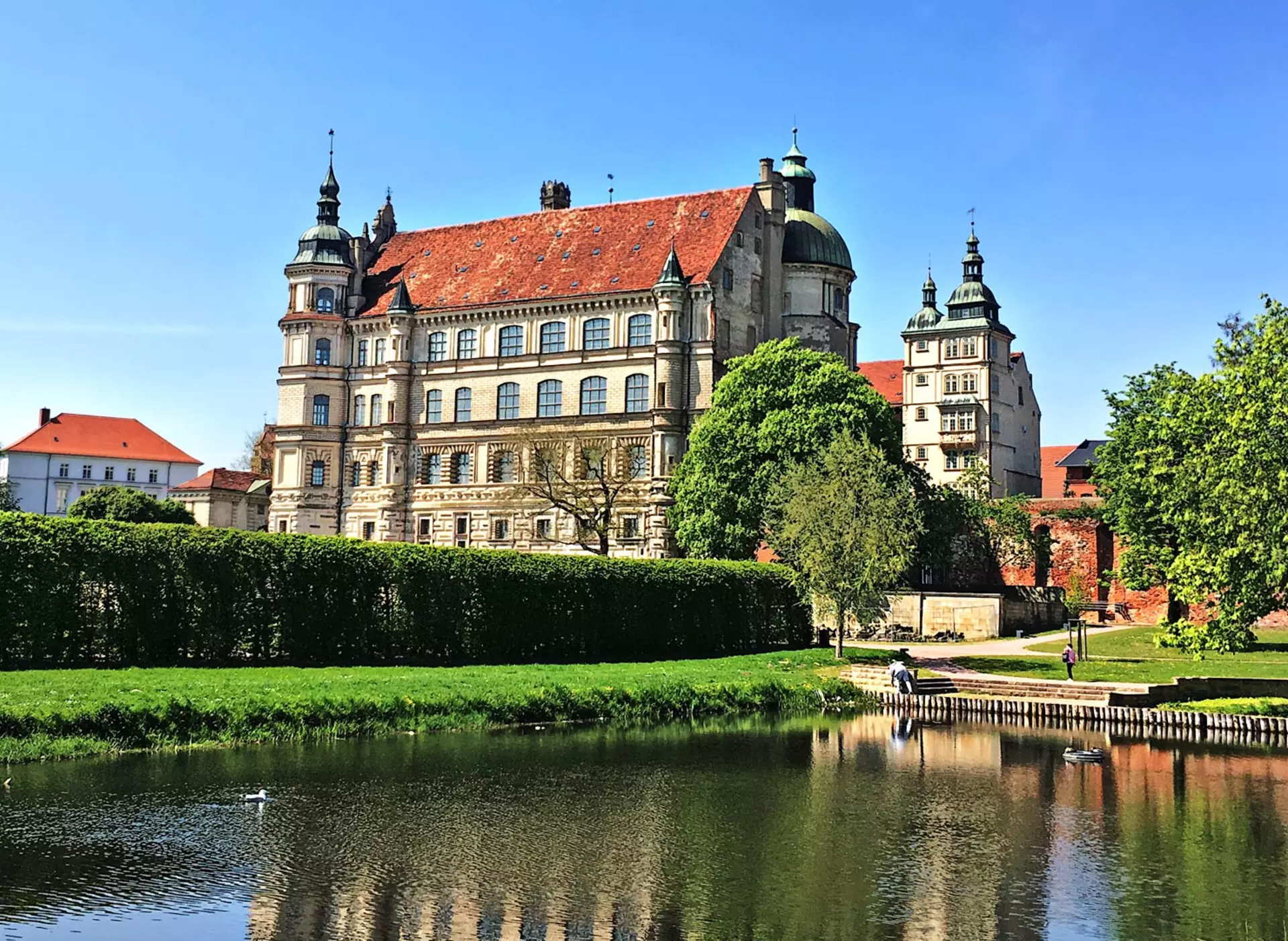 im Urlaub die Mecklenburgische Schweiz entdecken und das Schloss Güstrow besuchen