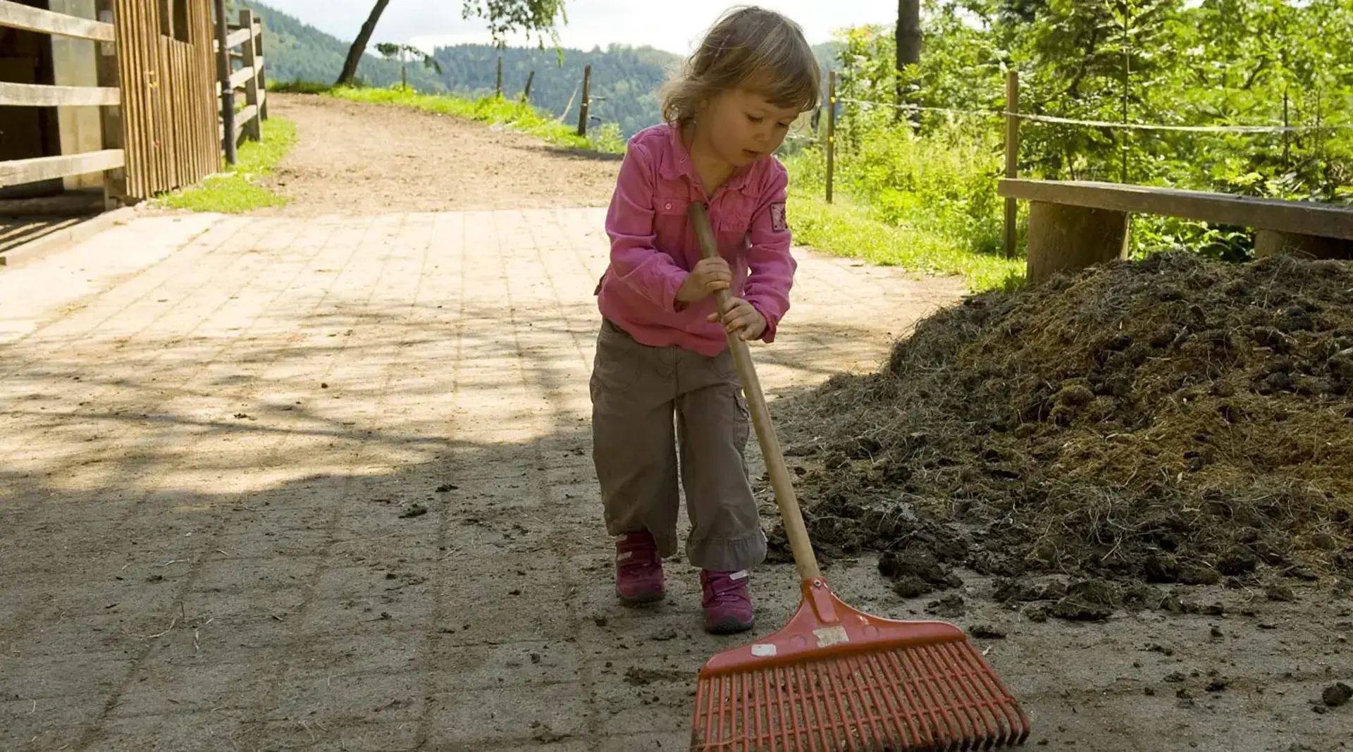 Ganz fleißig bei der Hofarbeit mithelfen - © Landsichten.de, Susanne Mölle im Urlaub auf dem Bauernhof im Allgäu bei der Hofarbeit mithelfen