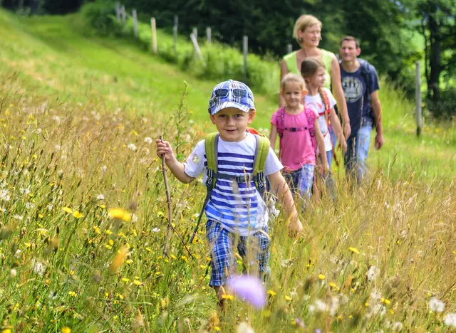 im Urlaub mit Kindern in Thüringen die Umgebung bei einer Wanderung erkunden