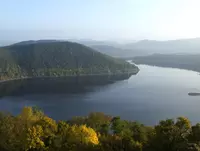Der Edersee im Nationalpark Kellerwald-Edersee ist Deutschlands drittgrößter Stausee.