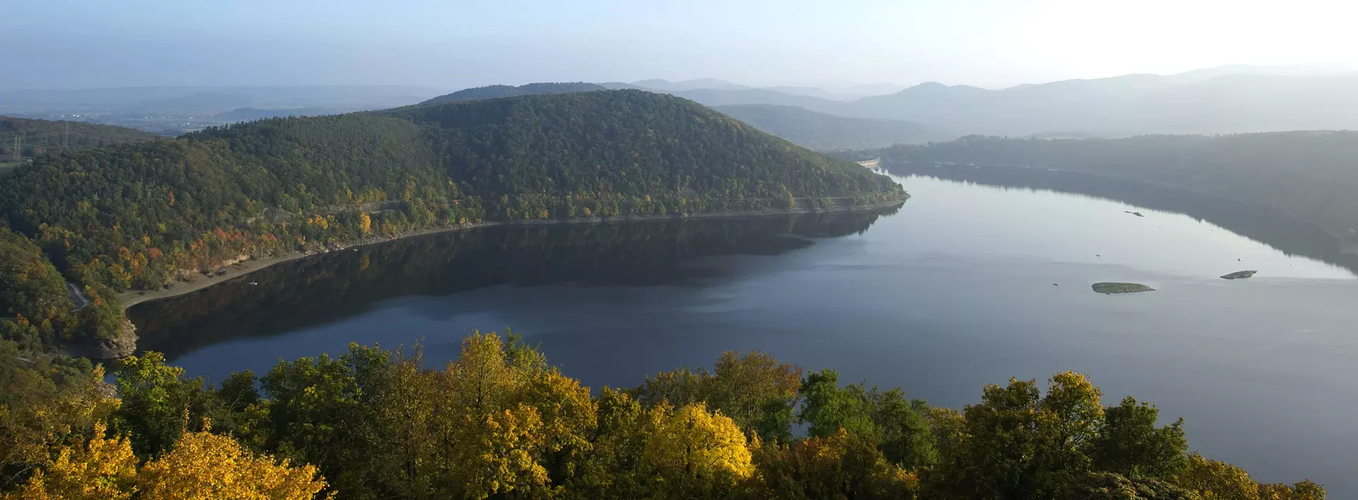 Der Edersee im Nationalpark Kellerwald-Edersee ist Deutschlands drittgrößter Stausee.