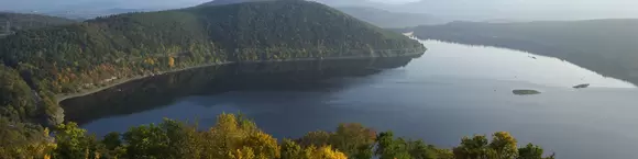 Der Edersee im Nationalpark Kellerwald-Edersee ist Deutschlands drittgrößter Stausee.