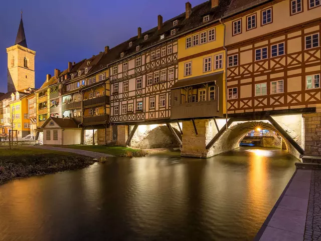 Bei einem Spaziergang über die Krämerbrücke in Erfurt, erfahren Sie, warum Erfurt den Namen Klein-Venedig oder Florenz des Nordens trägt.