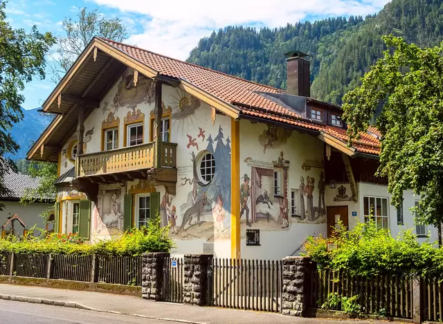 im Urlaub an der Zugspitze Lüftlmalereien an den Häusern in Mittenwald und Oberammergau bestaunen