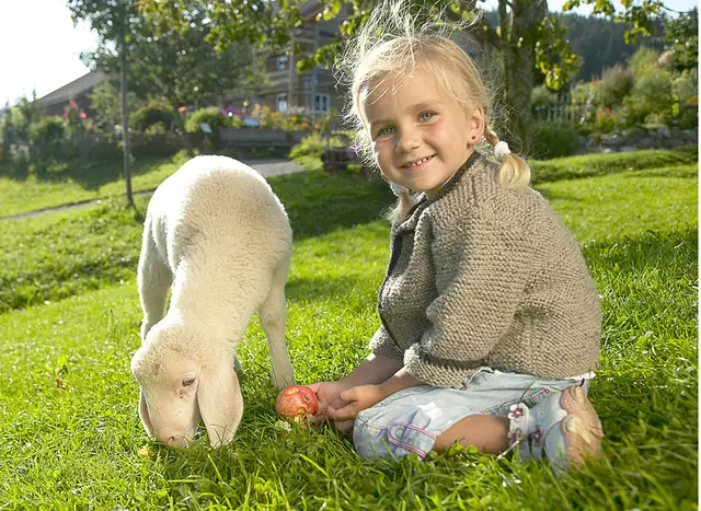 im Urlaub auf dem Kinderbauernhof erleben Kinder viele Tiere, dürfen füttern und streicheln