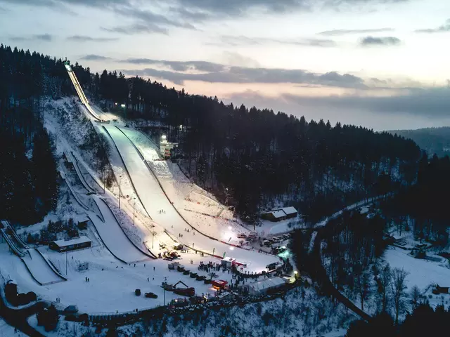 im Winterurlaub im Thüringer Wald die Skischanze in Brotterode besuchen