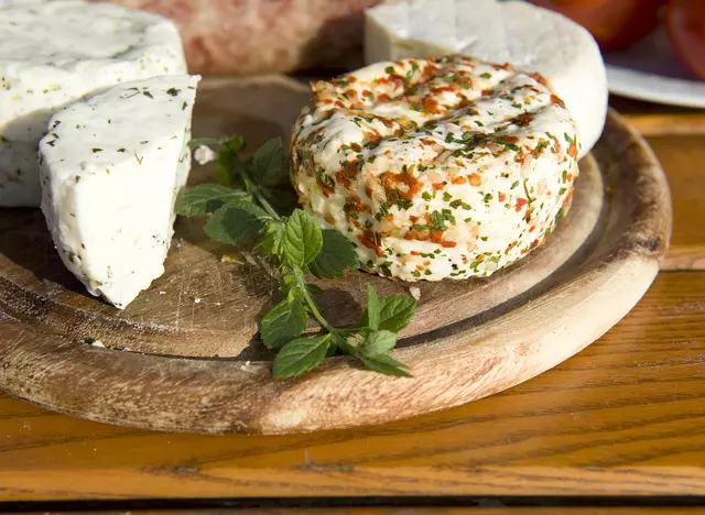 im Urlaub auf dem Bauernhof Ziegenkäse im Hofladen einkaufen