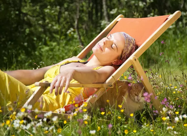 im Landurlaub in Thüringen eine kleine Pause im Liegestuhl genießen